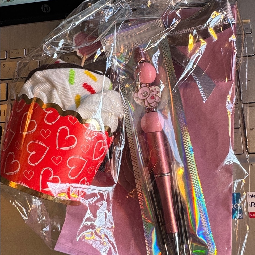 ★ Handmade Gift Bundle Beaded Pen Cupcake Socks Gift Bag Set